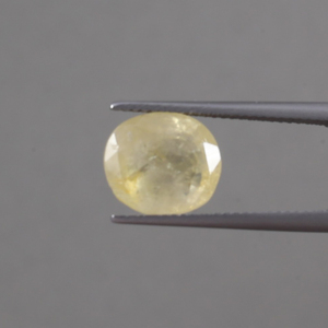 พลอยแซฟไฟร์สีเหลืองธรรมชาติ 100% รูปทรงวงรี ขนาด 11x10 มม. น้ำหนัก 6.13 กะรัต ได้รับการรับรองจาก IGI  ผ่านกระบวนการแว็กซ์/ออยล์  แสดงสีได้ดี เหมาะสำหรับ - Product Image 1