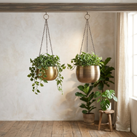 Dernière arrivée jardinière suspendue en métal finition laiton antique pot élégant pour la décoration d'entrée de maison prix raisonnable