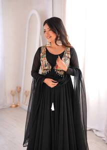 Presentando una elegante nueva colección de diseñadores en un conjunto de 3 piezas de vestido Anarkali con un hermoso Kot con trabajo decorativo. - Product Image 5