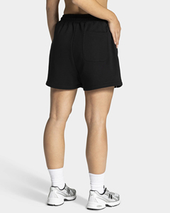 Shorts décontractés pour femmes, personnalisés OEM, en coton molletonné respirant de haute qualité, couleur noire unie avec détails contrastants, style streetwear et gym. - Product Image 2