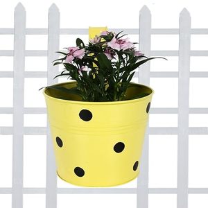 Seau en métal jaune avec points noirs, jardinière de 7x6 pouces pour fleurs et plantes vertes, style rustique - Product Image 2