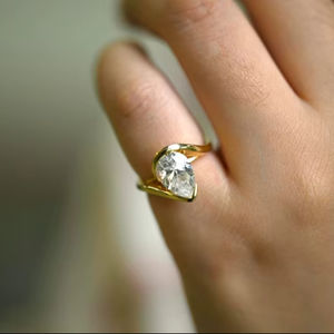 Bague en or massif 14 carats avec diamant de culture en forme de poire de 1,51 carat, certifié IGI, pour femme, bande incurvée moderne, cadeau de fiançailles - Product Image 1