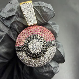 Colgante de Pokebola con Incrustaciones de Moissanita Multicolor, Acabado Deportivo para Amantes de los Juegos, Plata 925, Joyería Fina, Colgantes y Dijes - Product Image 1