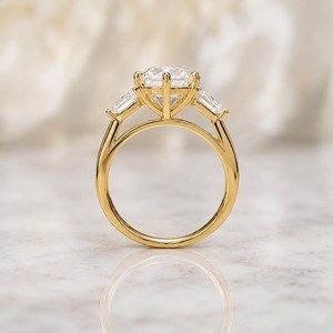 Anillo de compromiso de diamante con corte esmeralda hexagonal alargado en oro amarillo con piedras laterales en forma de cometa, anillo nupcial único, regalo fino para ella - Product Image 4