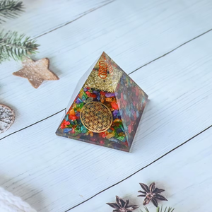 Pyramide d'Orgone Nubienne Faite à la Main avec Éclats de Pierres Précieuses Multiples 7x9cm, Pyramide d'Orgonite en Cristal Mélangé, Décoration d'Intérieur pour la Méditation, Toucher Réel Feng Shui - Product Image 6