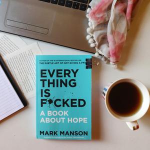 Livre de développement personnel et de réflexion sur la mentalité de Mark Manson - Édition anglaise en broché, 224 pages - Product Image 3