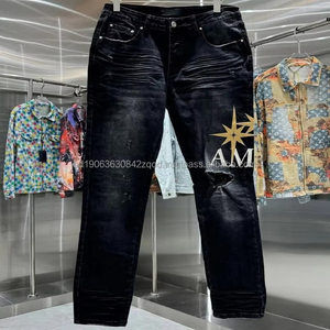 Jean slim homme taille mi-haute de haute qualité, déchiré, en denim bleu délavé avec autocollants, pour le printemps et l'automne - Stock - Product Image 2