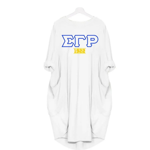 Camiseta Blanca con Letras Griegas y Estampado Gráfico Azul y Dorado de 1922, Manga Corta, Cuello Redondo, Informal, de Algodón, para Mujer - Product Image 1