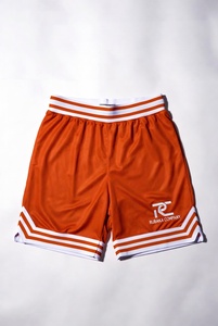 Shorts de basket-ball blancs avec bandes latérales noires et logo RC, collection de vêtements de sport pour athlètes, en studio professionnel. - Product Image 3