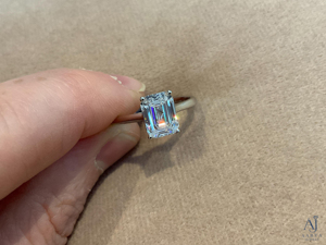 Bague de fiançailles et de mariage solitaire en argent sterling 925 avec moissanite taille émeraude sertie à griffes, plaquée or 18 carats pour femme - Product Image 2