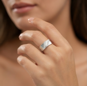 ANILLO DE LÍNEA TEXTURIZADA DIVYORO - Product Image 4