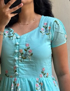 ผ้าสัมผัสนุ่ม พิมพ์ลายดอกไม้สวยงาม ชุดเดรสยาว ผ้าฝ้ายชานเดรี ระบายอากาศได้ดีและสวมใส่สบาย เหมาะสำหรับวันพักผ่อน - Product Image 6
