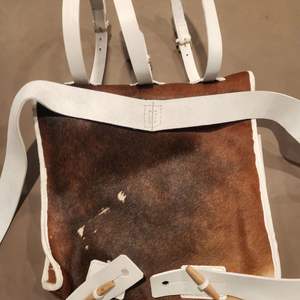 Reproduction d'un sac à dos en cuir de vachette de l'époque napoléonienne, en cuir blanc, probablement une version moderne ou utilisée pour la reconstitution historique. - Product Image 4