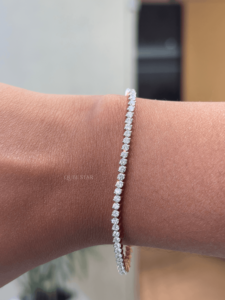 Bracelet tennis élégant et minimaliste en or 18 carats avec diamants de laboratoire sertis clos, couleur EF, pour elle - Product Image 1