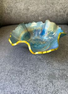 Bol en verre artisanal vénitien avec émail bleu-vert et bordure dorée, plat de service décoratif pour la présentation des aliments, idéal pour offrir en cadeau. - Product Image 1