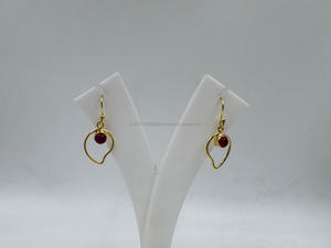 Pendientes de latón chapados en oro de primera calidad con acabado hipoalergénico de perlas para bodas, fiestas o regalos - Product Image 1