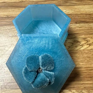 Caja de Joyería Moderna de Resina Azul Hielo, Grabada, de Lujo, con Dimensiones de 40x40x25cm para Sala de Estar - Product Image 1