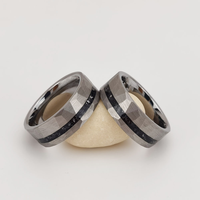 Bague en carbure de tungstène avec incrustation de pierres foncées concassées et finition brossée forgée, alliance plate pour homme, bijoux en gros
