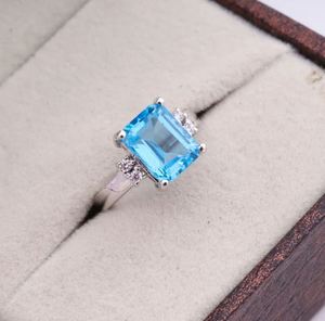 Anillo de Lujo de Plata de Ley Chapado en Oro de 14K con Topacio Azul Corte Esmeralda, Anillo de Promesa, Aniversario, Piedra de Nacimiento de Noviembre - Product Image 1