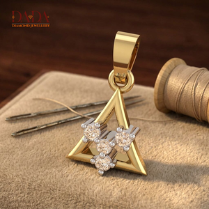Collar con Colgante Triangular Geométrico Dorado, Joyería con Diamante de Corte Redondo, Joyería Fina Personalizada para Mujer - Product Image 6