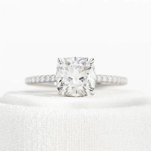 Bague de fiançailles de luxe avec diamant de laboratoire taille coussin de 1,5 carat et halo caché en or 14K, 18K ou platine - Product Image 1
