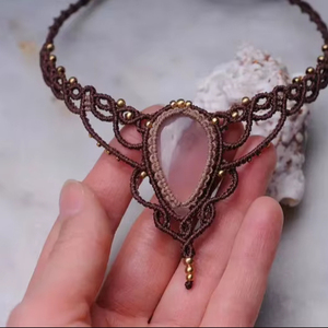 Collier en macramé fait main avec quartz rose, pierre précieuse naturelle rose, pendentif choker bohème tribal, cordon réglable, bijou en cristal de guérison - Product Image 1