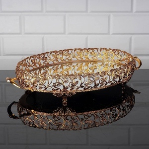 Bandeja de Almacenamiento Ovalada de Metal con Asas Doradas, Acabado Pulido, Diseño Clásico para Uso en Mesa - Product Image 3