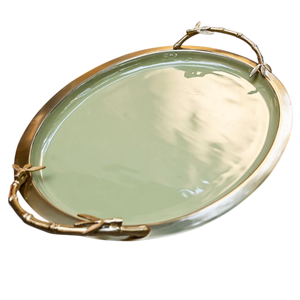Plateau de service ovale en métal doré et vert de qualité supérieure avec poignées en bambou, parfait pour servir des en-cas à la maison, à l'hôtel ou lors de mariages. - Product Image 1
