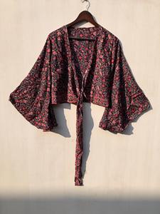 Blusa Corta Informal de Seda Hecha a Mano con Estampado Floral y Mangas Campana para Mujer (Ecológica y Transpirable) - Product Image 6