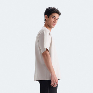 เสื้อยืดคอกลมแขนสั้นสีขาวสำหรับผู้ชาย ทรงปกติ ผ้าเจอร์ซีย์คอตตอน ระบายอากาศได้ดี สีพื้น - Product Image 4