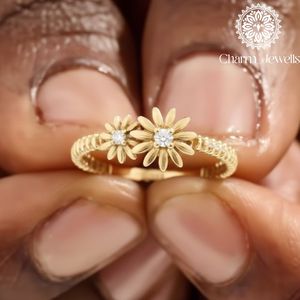 ชาร์ม_จิวเวลส์แหวนมอสซาไนต์รูปดอกไม้ชุบทอง 18K สำหรับผู้หญิง สวมใส่ได้ทุกวัน - Product Image 3