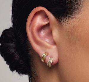 Pendientes de aro Huggie de plata de ley 925 y oro amarillo de 14K con diseño de ondas triples para mujer, delicados, con efecto de onda de agua y diamantes engastados en pavé. - Product Image 6