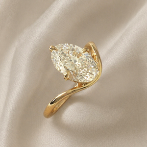 Anillo de compromiso solitario curvo con diamante ovalado de 2.5 ct cultivado en laboratorio, certificado por GIA, E VVS2, con banda curva única en oro sólido de 14K. - Product Image 5