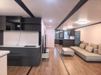 Maison de style capsule moderne avec système de maison connectée à commande vocale