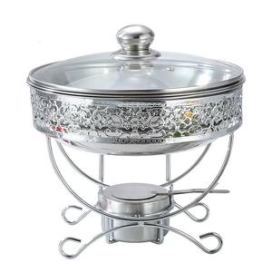 Plat à réchaud en métal luxueux et artisanal avec couvercle en verre permet un service alimentaire efficace lors de grands rassemblements. - Product Image 2