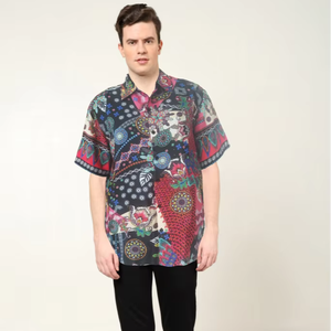 Camisa Moderna para Hombre con Estampado Abstracto en Poliéster Multicolor, Corte Regular, Cuello Clásico y Mangas Cortas, Diseñada para Uso Casual - Product Image 1