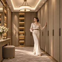 Système de dressing intégré en cuir avec finition haut de gamme et armoires sur mesure pour projets d'aménagement intérieur hôtelier