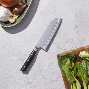 Couteaux de cuisine Santoku à lame argentée avec manche riveté noir et rainures ovales sur la lame pour hacher les légumes, trancher et préparer les aliments - Product Image 3