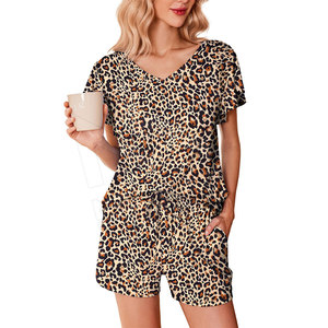 ชุดเซ็ตเสื้อยืดและกางเกงขาสั้นลายเสือดาวสำหรับผู้หญิง สไตล์ลำลอง 2 ชิ้น ผลิตจากผ้าถักโพลีเอสเตอร์ 100% ระบายอากาศได้ดี เป็นมิตรกับสิ่งแวดล้อม กันน้ำ แห้งเร็ว เหมาะสำหรับฤดูร้อน - Product Image 5