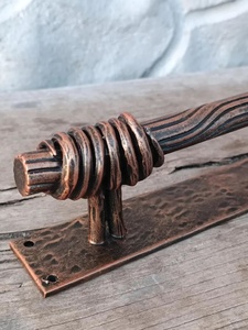 Poignée de portail en fer forgé à la main, au design unique et à la finition peinte durable ; facile à installer et idéale pour les clôtures. - Product Image 4