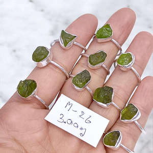 แหวนพลอยเพอริดอทดิบสีเขียวธรรมชาติ แหวนเงินแท้ 925 ทำมือ ราคาขายส่ง เครื่องประดับ - Product Image 1