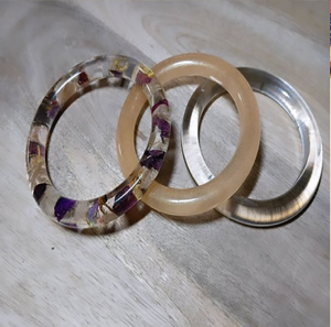 Bracelet délicat en résine noire incrusté de fleurs séchées colorées et de feuilles métallisées, disponible à prix de gros. - Product Image 2