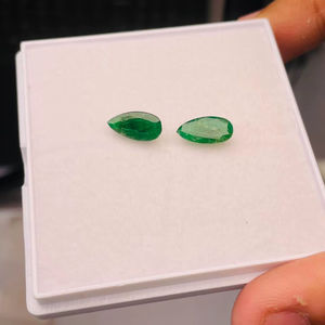 มรกตธรรมชาติจากแซมเบีย รูปทรงลูกแพร์ คู่หนึ่ง น้ำหนัก 3.07 กะรัต คุณภาพดี สีเขียวสวยงาม เงางาม ขัดเงาอย่างสมบูรณ์แบบ เหมาะสำหรับทำเครื่องประดับ - Product Image 2