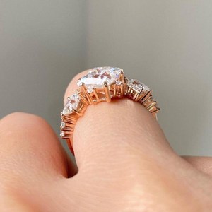 Anillo de tres piedras con diamante CVD de corte princesa de 2.01 quilates, cultivado en laboratorio, oro rosa de 14K, joyería fina cultivada en laboratorio, U And Me para ella. - Product Image 4