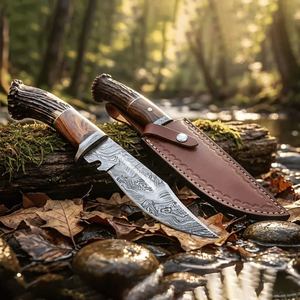 Cuchillo de Caza y Camping de Acero de Damasco OEM Personalizado con Hoja Fija, Mango de Cuerno de Ciervo y Funda de Cuero, Suministro B2B al por Mayor - Product Image 1