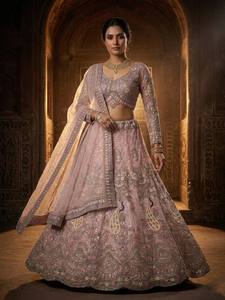 Robe de mariée maxi brodée, style Lehenga, tendance pakistanaise, avec un magnifique motif floral - Product Image 4