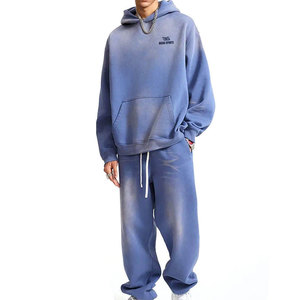 Chándal de corte holgado y duradero, diseño contemporáneo, diseñado para la moda y el rendimiento. - Product Image 1