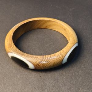 Brazalete de Resina y Madera Hecho a Mano de Lujo, Joyería Artesanal de Madera con Diseño Geométrico Incrustado en Blanco para Mujer, Ecológico - Product Image 4