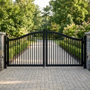 Puerta de Entrada Doble Abatible de Metal Negro Resistente y Moderna con Parte Superior Arqueada y Barras Verticales para Seguridad en Entradas de Jardines y Casas - Product Image 5