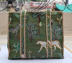 Sac fourre-tout en coton matelassé fait main, imprimé animaux de la jungle verte, sac à bandoulière bohème, sac fourre-tout tropical, sac à main imprimé faune - Product Image 1
